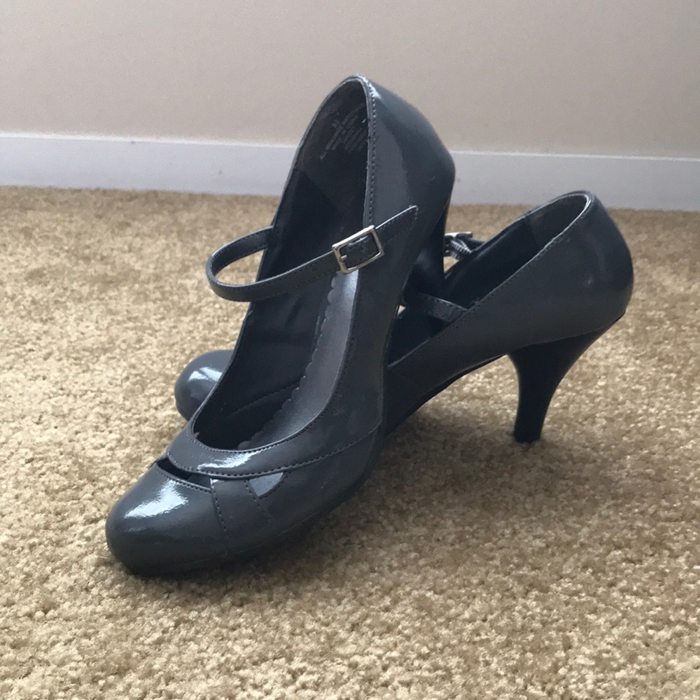 Gray pumps